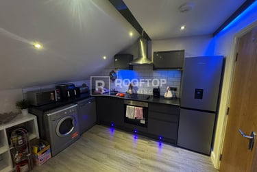 1 bed house, Victoria Road, Hyde Park, Leeds, LS61DU - Image 1