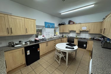 9 bed house, Hanover Square, Woodhouse, Leeds, LS31BQ - Image 1