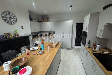 9 bed house, Belle Vue Road, Hyde Park, Leeds, LS31HG - Image 1