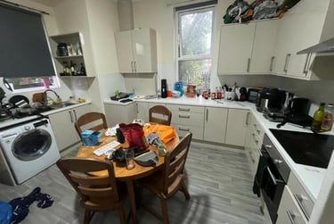 6 bed house, Ash Grove, Hyde Park, Leeds, LS61AY - Image 1
