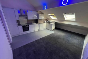 6 bed house, Regent Park Terrace, Rampart Road, Leeds, LS62AX - Image 1