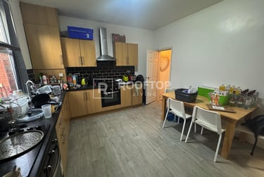 7 bed house, Chestnut Avenue, Hyde Park, Leeds, LS61BA - Image 2