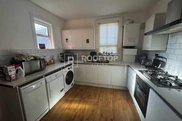 6 bed house, Ebberston Terrace, Hyde Park, Leeds, LS61AU - Image 1