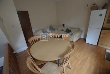 6 bed house, Norwood Road, Hyde Park, Leeds, LS61DZ - Image 1