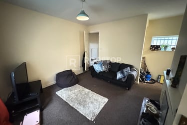 2 bed house, Moorland Avenue, Hyde Park, Leeds, LS61AP - Image 1
