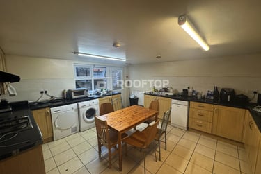 8 bed house, Cardigan Road, Headingley, Leeds, LS63AE - Image 1