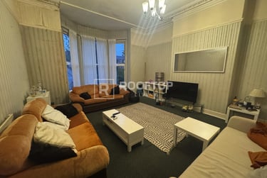 9 bed house, Belle Vue Road, Hyde Park, Leeds, LS31HG - Image 1