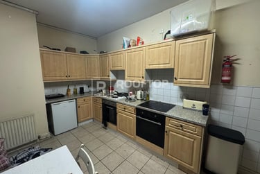 9 bed house, Belle Vue Road, Hyde Park, Leeds, LS31HG - Image 4