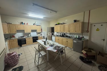 9 bed house, Belle Vue Road, Hyde Park, Leeds, LS31HG - Image 3