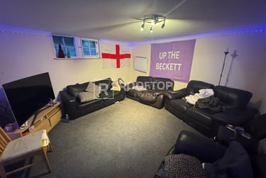 10 bed house, Regent Park Avenue, Rampart Road, Leeds, LS62AU - Image 1