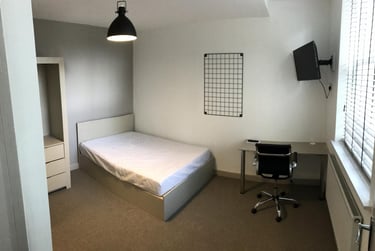 6 bed house, Rectory Place, City Centre, Loughborough, LE111UW - Image 1