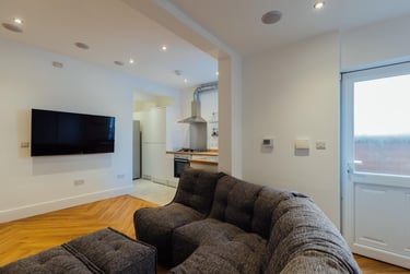 5 bed house, Oxford Street, City Centre, Loughborough, LE115DP - Image 1