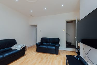 4 bed house, York Road, City Centre, Loughborough, LE113DA - Image 1