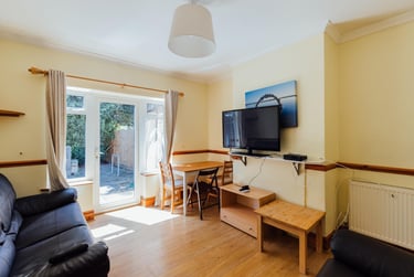 5 bed house, Oaklands Avenue, City Centre, Loughborough, LE113JF - Image 1