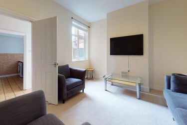 4 bed house, Derby Road, City Centre, Loughborough, LE115BX - Image 1