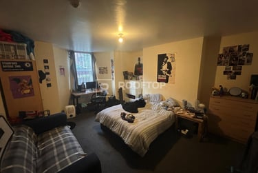 7 bed house, Brudenell Mount, Hyde Park, Leeds, LS61HT - Image 1