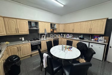8 bed house, Consort Terrace, Woodhouse, Leeds, LS31ET - Image 1