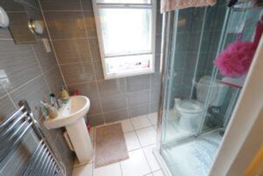 Silver Ensuite - Image 5