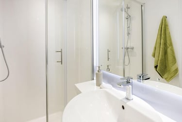 Classic En-Suite at St Gabriels, Oxford Place, City Centre, Manchester, M145RP - Image 5