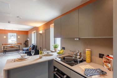 4 Bed Classic En-suite at The Garage, 98 Harvest Road, Egham, TW200QR - Image 3