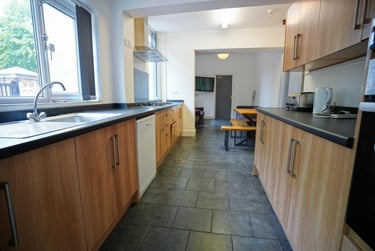 8 bed house, Derby Road, City Centre, Loughborough, LE115AG - Image 1