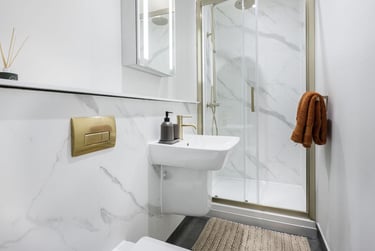 One Bed Apartment - Image 5