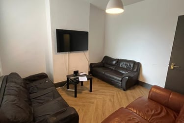 6 bed house, Storer Road, City Centre, Loughborough, LE115EH - Image 2