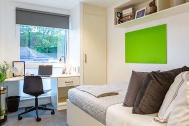Deluxe Ensuite at Hollingbury House, 54 Hollingdean Road, City Centre, Brighton, BN24AA - Image 1