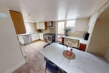 7 bed house, Burns Street, Radford, Nottingham, NG74DT - Image 2