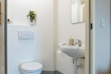 Silver En Suite - Image 5