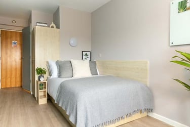 Silver En Suite - Image 1
