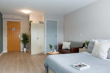 Gold En Suite - Image 1