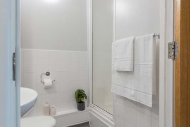 Gold En Suite - Image 6