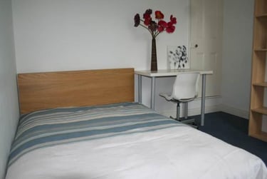 4 bed house, Edward Street, City Centre, Loughborough, LE111QF - Image 1