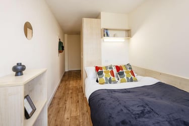 Silver Ensuite at Rockingham House, Broad Lane, City Centre, Sheffield, S13PD - Image 1