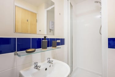 Silver Ensuite at Rockingham House, Broad Lane, City Centre, Sheffield, S13PD - Image 4