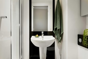 Silver Ensuite - Image 2