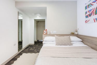 Superior Studio at Berkshire House, 252-256 Kings Road, City Centre, Reading, RG14HP - Image 1