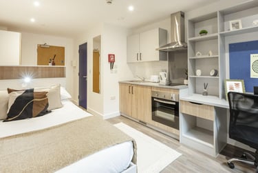 Classic Studio at Hill View Place, Glenthorne Road, St Thomas, Exeter, EX44GZ - Image 1