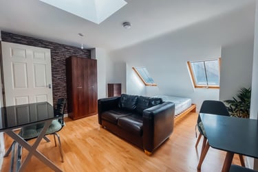 1 bed house, Market Street, City Centre, Loughborough, LE113ER - Image 2