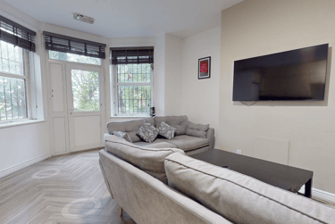 1 bed house, 1+ Rooms in 9 Bed Property, Hyde Park, Leeds, LS61AP - Image 1