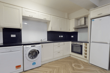 1 bed house, 1+ Rooms in 9 Bed Property, Hyde Park, Leeds, LS61AP - Image 3