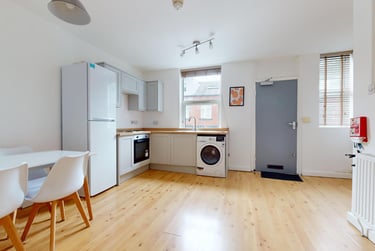 2 bed house, Village Avenue, Burley, Leeds, LS42NX - Image 6