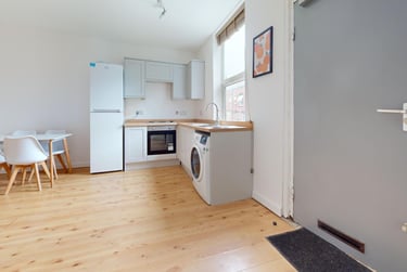 2 bed house, Village Avenue, Burley, Leeds, LS42NX - Image 12