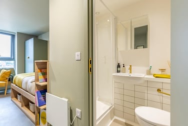 Classic Sky View Studio at The Store House, 9 Central Road, Hyde Park, Leeds, LS16BX - Image 7