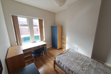 6 bed house, Grove Road, Lenton, Nottingham, NG71HJ - Image 1