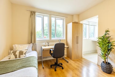 Large Studio at Brooke Hall, 17 Flodden Road, Lambeth, London, SE59LH - Image 1