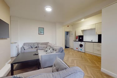 9 bed house, Moorland Avenue, Hyde Park, Leeds, LS61AP - Image 2