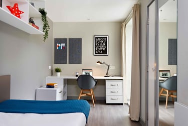 standard En-suite at Saw Mill, King's Mill Lane, City Centre, Huddersfield, HD13AN - Image 1