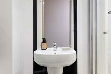 standard En-suite at Saw Mill, King's Mill Lane, City Centre, Huddersfield, HD13AN - Image 3